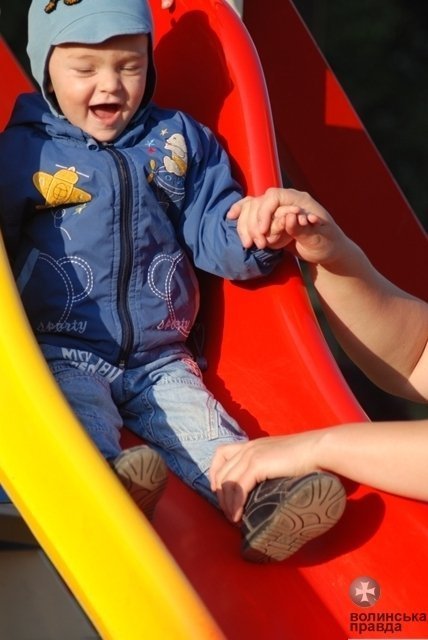 У Луцьку – новий дитячий майданчик. ФОТО